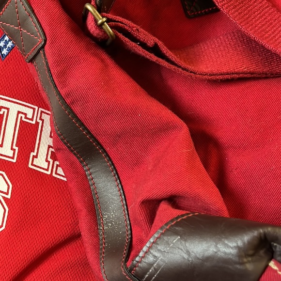 Vintage Orvis Canvas Weekender Bag. Red w/ shoulder strap. Genuine leather trim - Picture 9 of 10